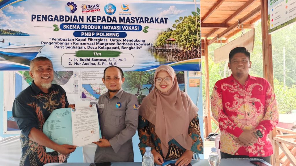 Polbeng Serahkan Kapal Fiberglass kepada Mitra Pengabdian di Parit Seghagah